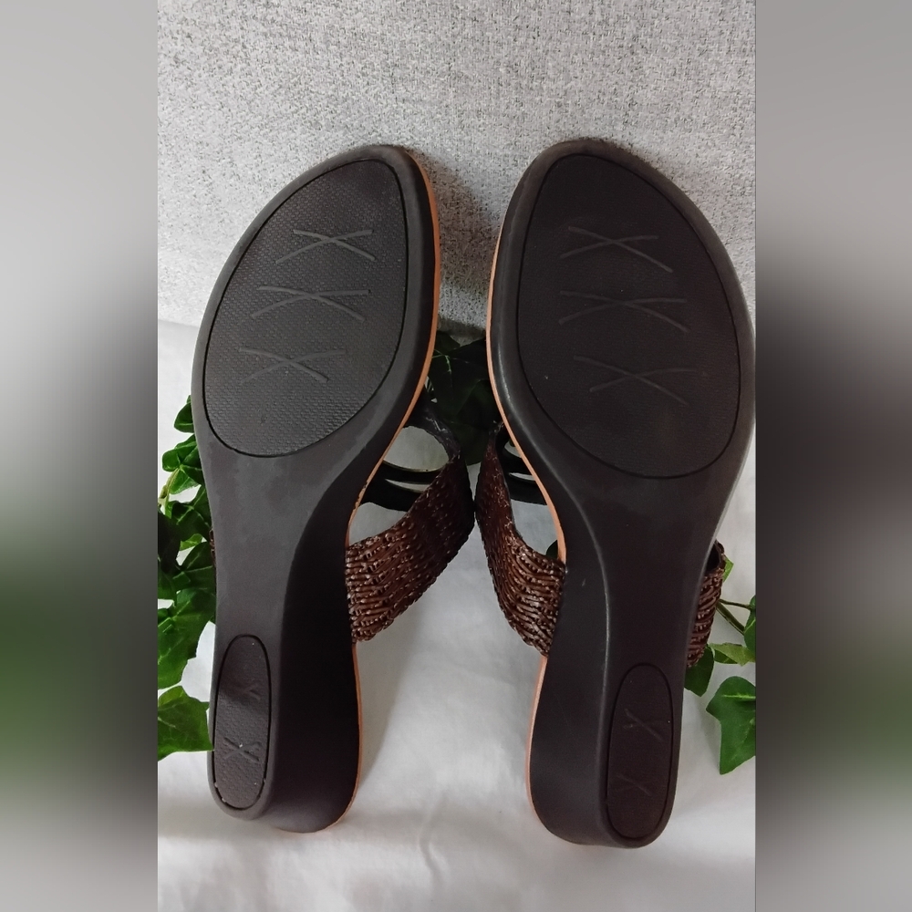 Womens St. Johns Bay Dottie Brown Thongs With Gold Conchos - Picture 3 of 4